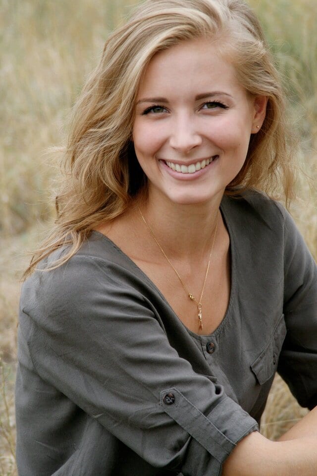 Smiling woman for Sinus Liftsgirl-657753_1920_1 (1)
